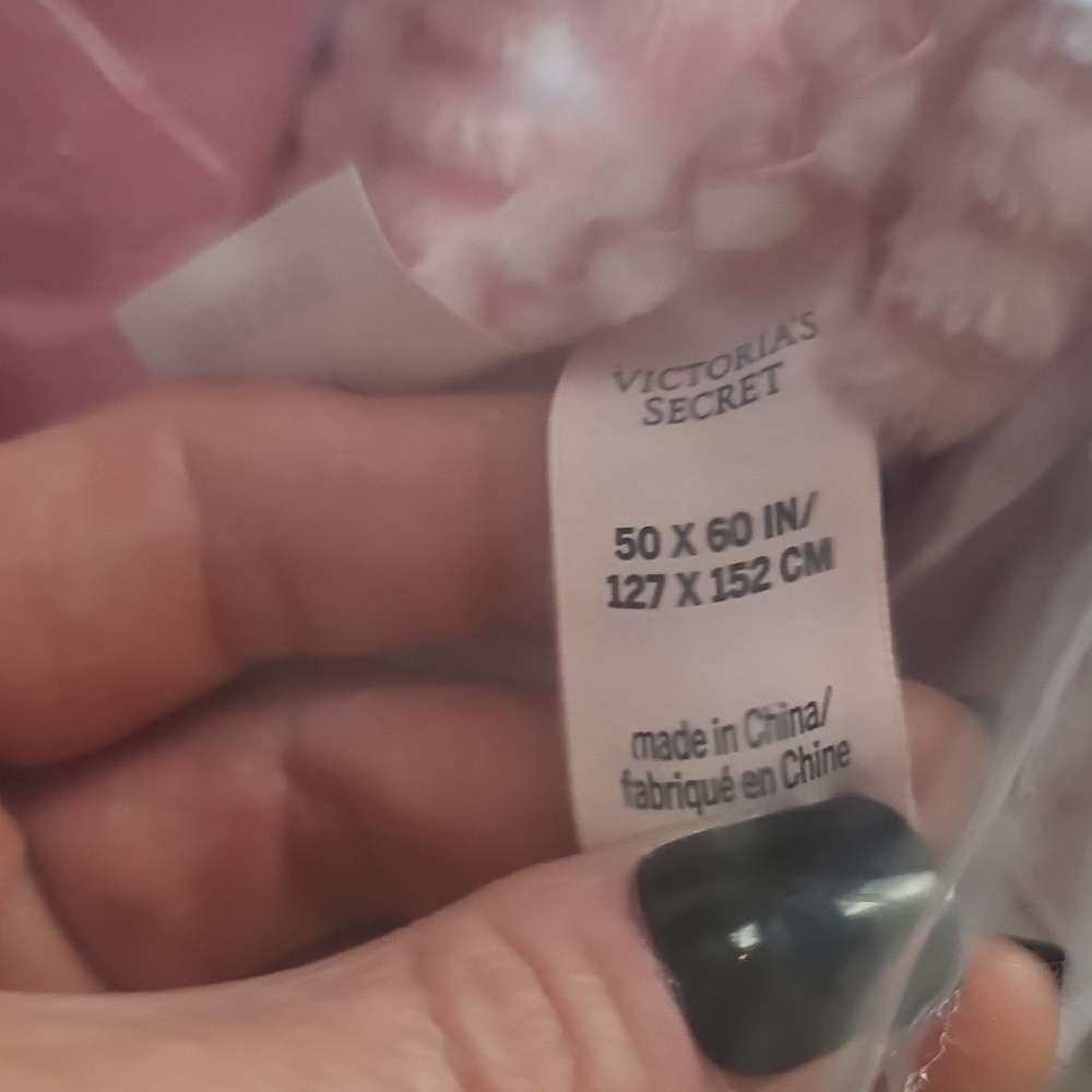 ❤️💘Victoria's Secret Cozy Plush Blanket•Valentine's Day Special 💘❤️ - Picture 5 of 5